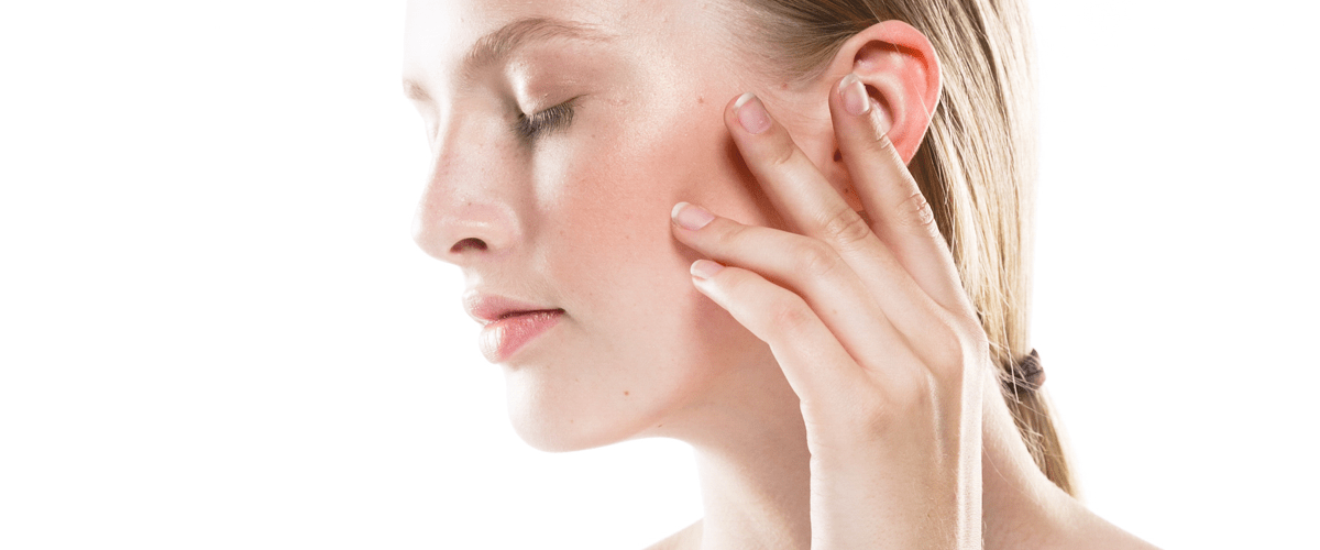 08_Grossporigkeit-2_Grossporigkeit_skin-care-woman-healthy-beauty-skin-portrait-2023-11-27-05-28-09-utc_V2