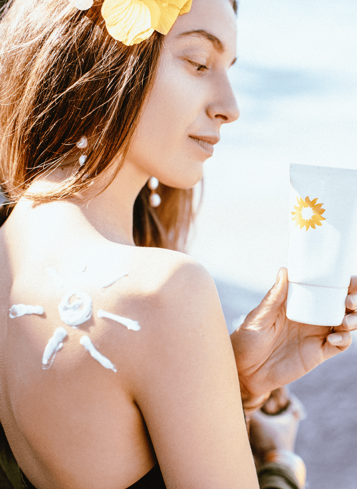 Sonnenschutz-woman-with-sunscreen-lotion-on-the-beach-2023-11-27-05-24-05-utc-2